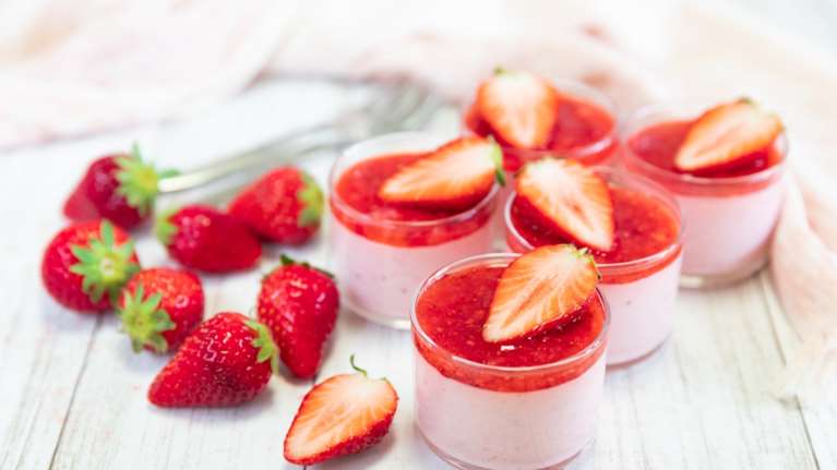Light γλυκό ψυγείου με γιαούρτι και φράουλες: Η συνταγή που θα φτιάχνεις ξανά και ξανα