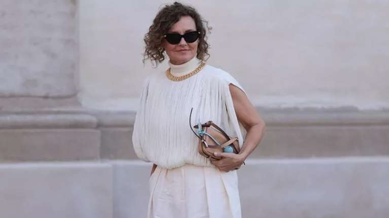 Θα σε ρωτούν όλοι από πού την αγόρασες: Η λευκή φούστα με κεντήματα που πρέπει να κάνεις δική σου