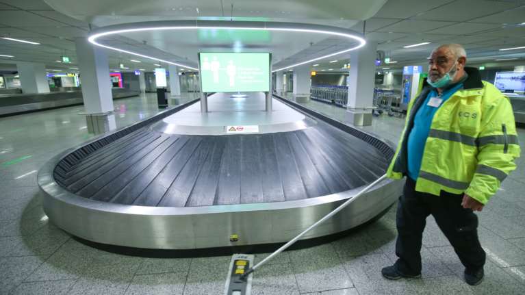 Ο έρωτας...καραντίνα δεν κοιτά: Μεταμφιέστηκε σε υπάλληλο αεροδρομίου για να δει την αγαπημένη του!