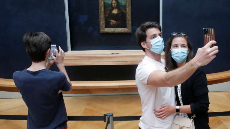 Η ...μοναξιά της Μόνα Λίζα με ελάχιστους επισκέπτες - Ανοιξε ξανά το Λούβρο [εικόνες]