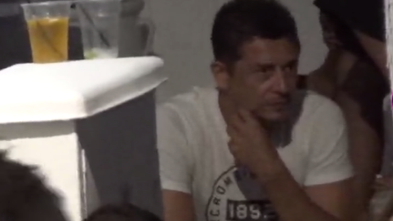 Αντώνης Σρόιτερ: Μόνος, νυχτοπερπατάει στη Μύκονο [βίντεο]