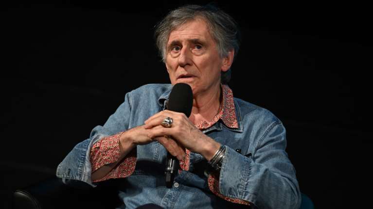 Γκάμπριελ Μπερν: Η παιδική κακοποίηση από ιερέα, τα νταηλίκια του Γουάινστιν και η συγκλονιστική πορεία