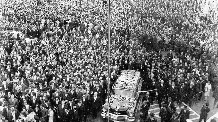 Σαν σήμερα η κηδεία του Γεωργίου Παπανδρέου που μετατράπηκε σε διαδήλωση κατά της δικτατορίας [εικόνες]