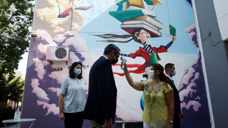 Ανοιγμα σχολείων: Η επίσκεψη του Κυριάκου Μητσοτάκη με μάσκα και θερμομέτρηση [εικόνες - βίντεο]
