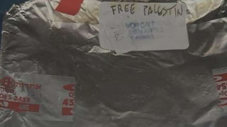 Εκπληκτοι Ισραηλινοί επιβάτες πτήσης της Iberia είδαν στους δίσκους φαγητού που πήραν το σύνθημα &quot;Free Palestine&quot;