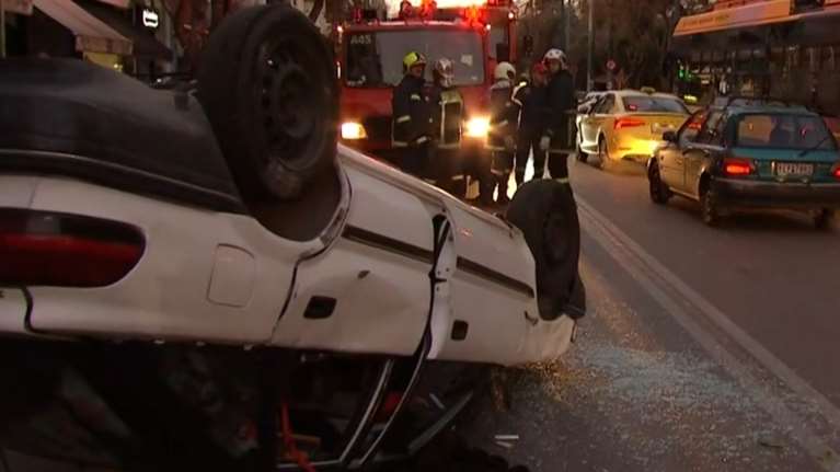 Ανατροπή αυτοκινήτου στην Πατησίων - Απεγκλωβίστηκε ο οδηγός
