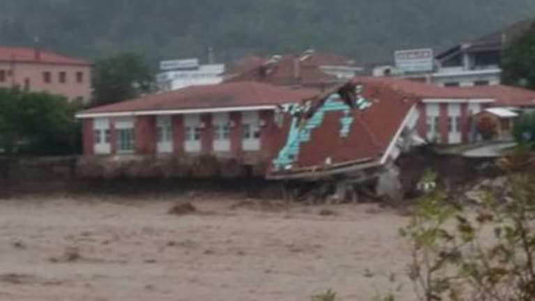 Ιανός: Εικόνες σοκ από το Μουζάκι - Κατέρρευσε το Κέντρο Υγείας και τμήμα του περιφερειακού [εικόνες]