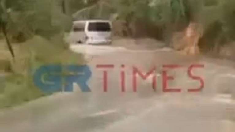 Κακοκαιρία στη Χαλκιδική: Απεγκλωβίστηκαν τουρίστες από ρέμα - Προβλήματα ηλεκτροδότησης σε οικισμούς