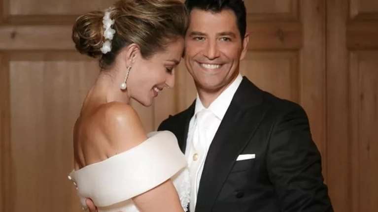 Στον γάμο της Κάτιας Ζυγούλη και του Σάκη Ρουβά: Η 1,70 λευκή τούρτα και η πολυτελής διακόσμηση της έπαυλης Βαρδινογιάννη