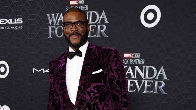 Ο Ντέρεκ Νίξον κατηγορεί τον Τάιλερ Πέρι για σεξουαλική επίθεση και παρενόχληση  και εργασιακά αντίποινα