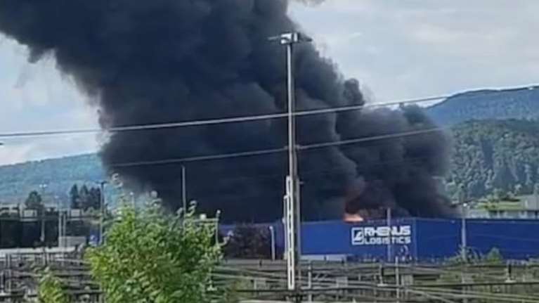 Ελβετία: Μεγάλη φωτιά ξέσπασε σε βιομηχανικό κτίριο έξω από τη Ζυρίχη [βίντεο]