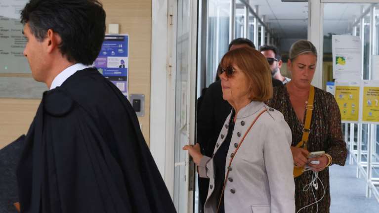 Διακόπηκε η δίκη των βιαστών της Ζιζέλ: Για έντονους πόνους παραπονέθηκε ο σύζυγός της που έχει σοκάρει τη Γαλλία