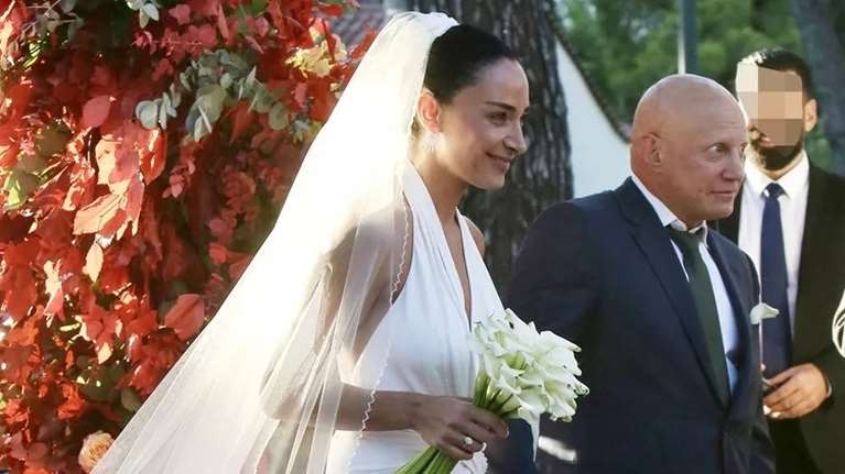 Γάμος Παύλου Βαρδινογιάννη: Ο minimal φθινοπωρινός στολισμός και τα τρία παρανυφάκια που συνόδευσαν τη νύφη