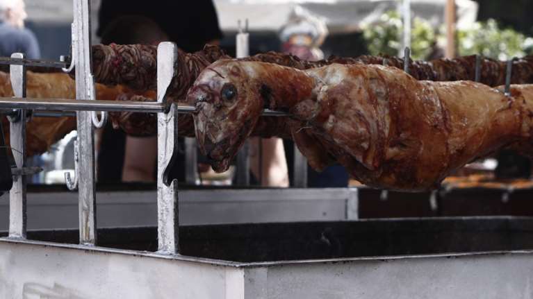 Απλησίαστο το αρνί φέτος το Πάσχα - Σε τι τιμές πωλούνται κατσίκι, κοκορέτσι, τσουρέκια και σοκολατένια αυγά [βίντεο]