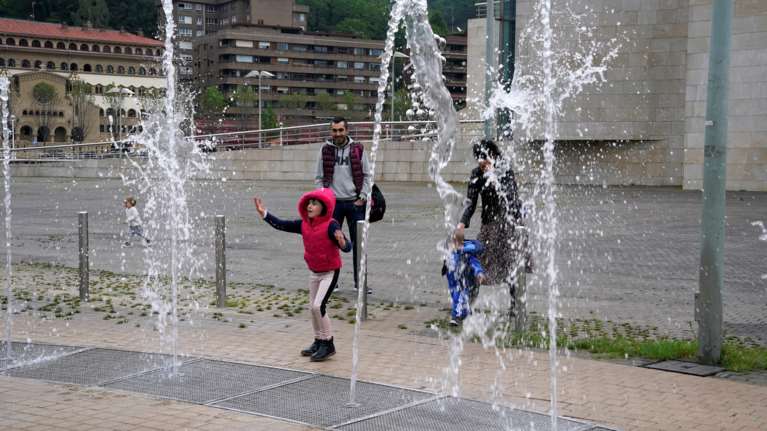 Με ποδήλατα, σκέιτμπορντ και πατίνια: Οι μικροί Ισπανοί βγήκαν από τα σπίτια τους έπειτα από έξι εβδομάδες