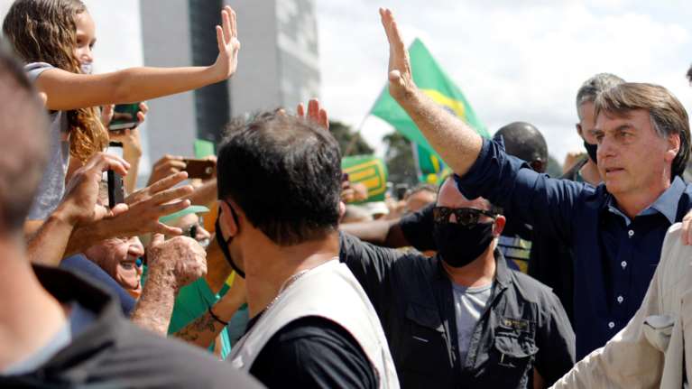 Προκλητικός Μπολσονάρου: Πίνει, τρώει και χαιρετά σαν να μην υπάρχει κορονοίός