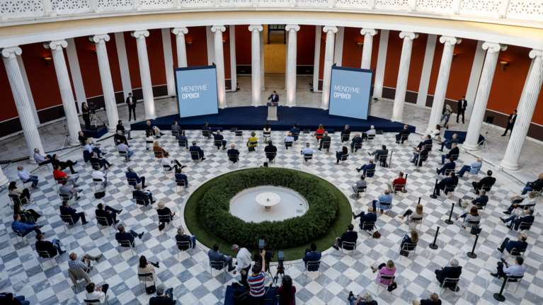 Με αποστάσεις ασφαλείας, χωρίς χειραψίες αλλά ούτε μάσκες ο ΣΥΡΙΖΑ στο Ζάππειο [Εικόνες]