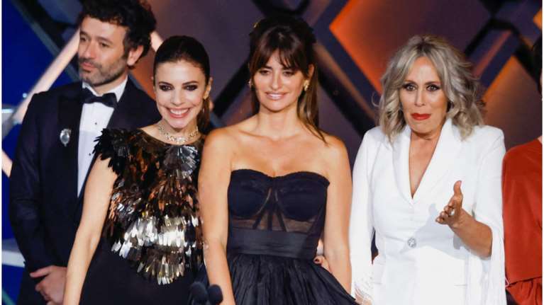 Σαγηνευτική με total black: Η Πενέλοπε Κρουζ με φόρεμα έργο τέχνης με ασύμμετρα βολάν και δαντελένιο σάλι