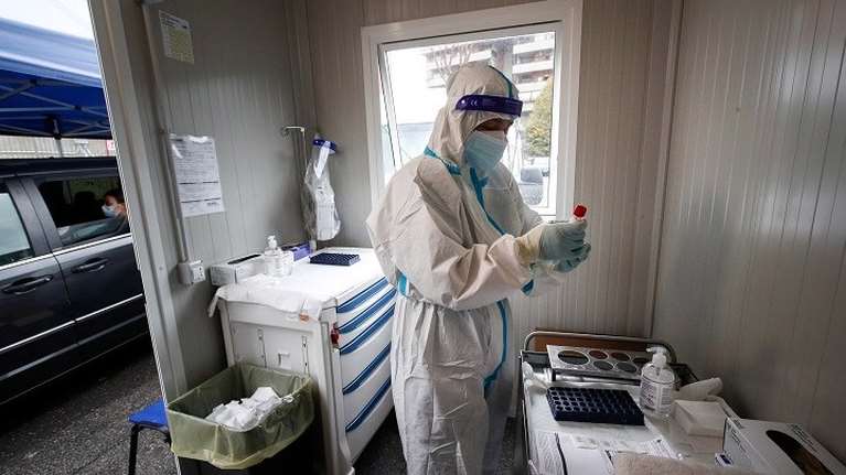 Γερμανία-κορονοϊός: Νοσοκομειακoί συστήνουν γαργάρες με αλατούχα, ιωδιούχα διαλύματα και αιθέρα έλαια