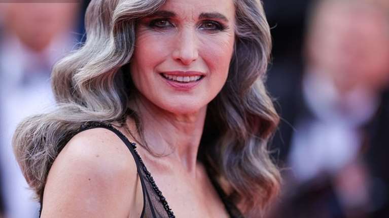 Άντι ΜακΝτάουελ: Τα γκρίζα μαλλιά, οι ρυτίδες που λατρεύει και το μόνο που της λείπει από τα νιάτα της