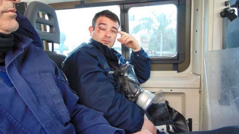 Χίος: Κάτοικοι μπήκαν στο ξενοδοχείο που μένουν τα ΜΑΤ και τους έδειραν