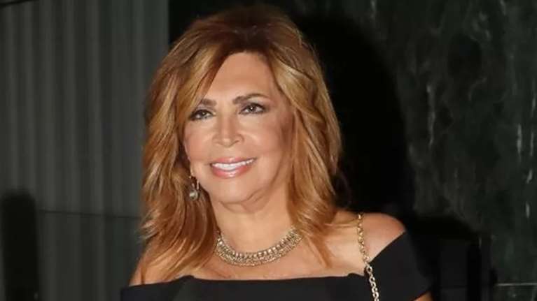 Η Μιμή Ντενίση στο πολυτελές σπίτι της: Ποζάρει μπροστά στο τζάκι της