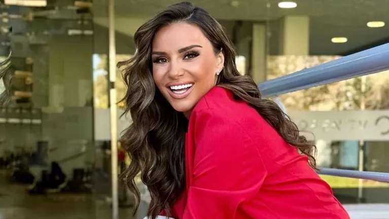 Η Ελένη Τσολάκη με denim παντελόνι σε βραδινή έξοδο λίγο πριν γεννήσει