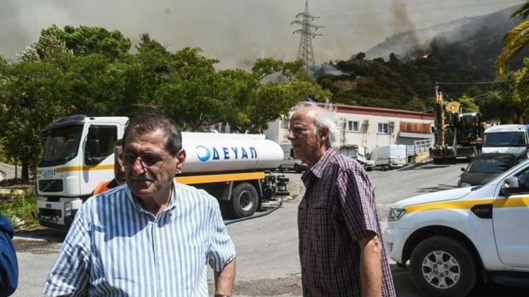 Πάτρα - Πελετίδης: "Το μέτωπο απέχει ελάχιστα από το κέντρο της πόλης - Τα Canadair επιχείρησαν λίγες ώρες και εξαφανίστηκαν"