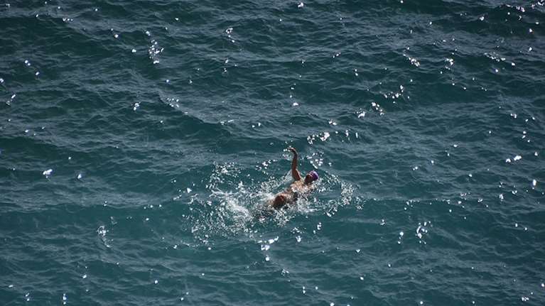 Οικογένεια με μωρό και μια δεκάχρονη κινδύνευσαν από τους δυνατούς ανέμους και τα υπόγεια ρεύματα στη Χερσόνησο