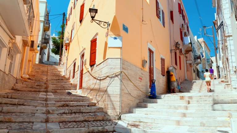 Αποθέωση για ελληνικό νησί: Γραφικές γωνιές, τέλειες παραλίες, φυσικές ομορφιές και γαστρονομικές απολαύσεις