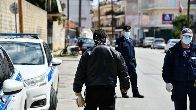 Τρόμος στο Λουτράκι: Επιτέθηκε και τραυμάτισε με μαχαίρι αστυνομικό στο κεφάλι επειδή του έκανε έλεγχο