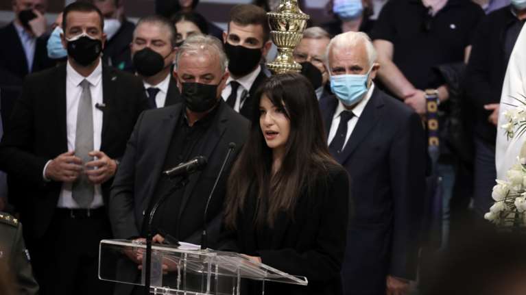 Φώφη Γεννηματά - Mε τρεμάμενη φωνή η κόρη της Αιμιλία: Θα μας λείψει το χάδι, το χαμόγελό σου και το ζεϊμπέκικο της ζωής σου