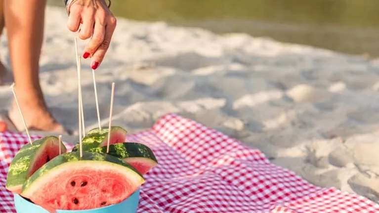 Οι 10 καλύτερες ιδέες για καλοκαιρινά σνακ στην παραλία - τι να πάρεις μαζί σου