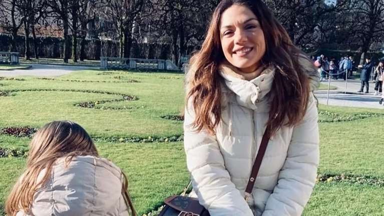 Σαν μοντέλο η Εύα Τσιμιτσέλη: Η Βάσω Λασκαράκη φωτογραφίζει την κόρη της στη στολισμένη Θεσσαλονίκη