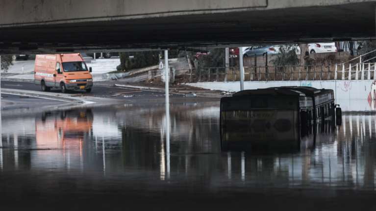 Παρέμβαση εισαγγελέα για το λεωφορείο που &quot;βυθίστηκε&quot; στην Ποσειδώνος