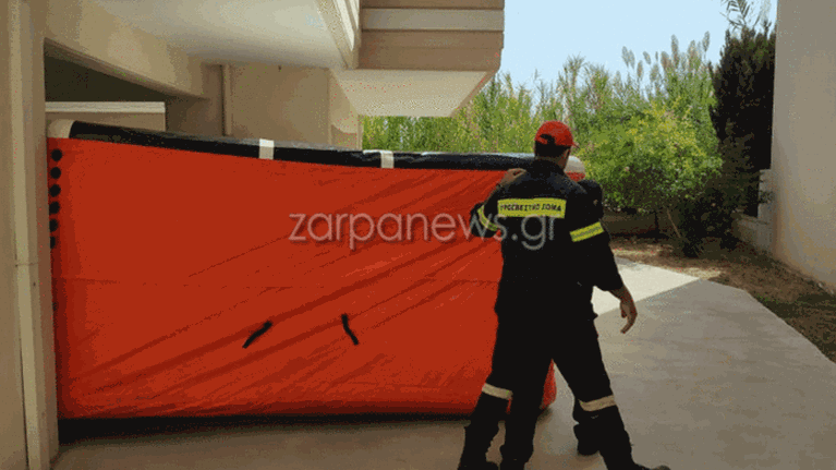 Χανιά: Γυναίκα απειλεί να πέσει από τον τρίτο όροφο πολυκατοικίας - Με ειδικό στρώμα στο σημείο η Πυροσβεστική