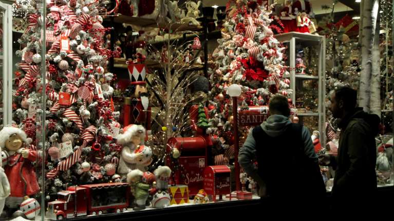 Χριστούγεννα στην Αθήνα: Μαγνητίζουν τα βλέμματα οι πρώτες βιτρίνες που στολίστηκαν [Εικόνες]