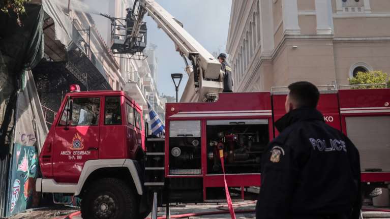Εμπρησμός σε αντιπροσωπεία αυτοκινήτων στην Αθήνα - Ζημιές σε πέντε οχήματα