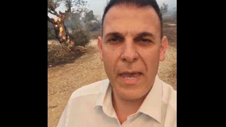 Ο Γιώργος Καραμέρος του ΣΥΡΙΖΑ έκανε δήλωση για τη φωτιά και πίσω του καίγεται ένα δέντρο για ντεκόρ…Τον κράζουν στα social