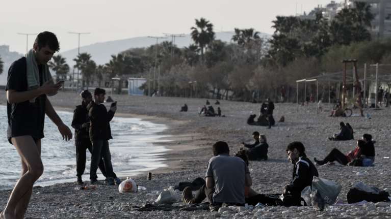 Αδιόρθωτοι: "Πλημμύρισε" από κόσμο η παραλία Βόλου παρά τον κορονοϊό - Έπεσαν πρόστιμα