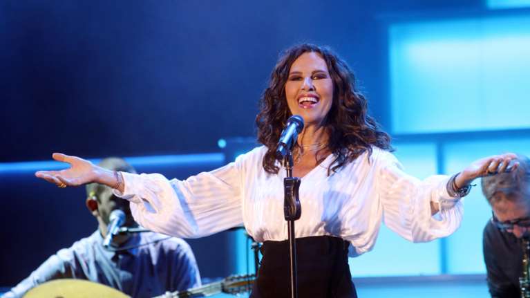 Ελευθερία Αρβανιτάκη: Με απίθανο λουκ στην συναυλία στο Άλσος - Το ψηλόμεσο παντελόνι και η εκπληκτική γραμμή της