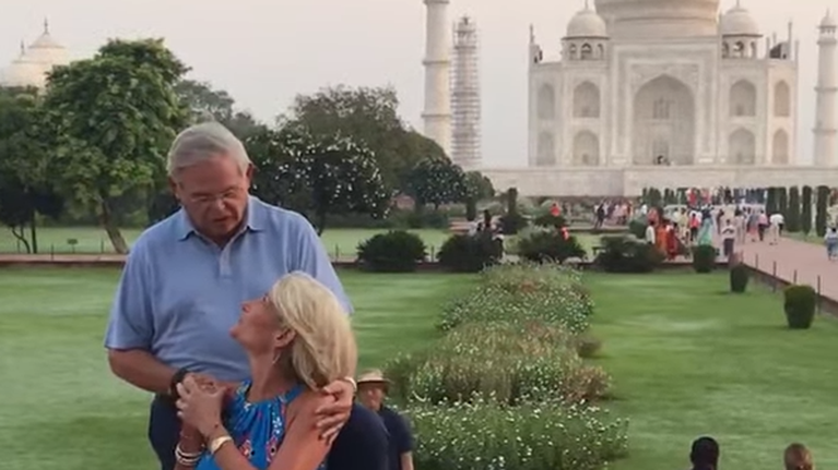 Μενέντεζ: Η πρόταση γάμου στην εντυπωσιακή σύζυγό του στο Ταζ Μαχάλ - Γιατί  έγινε viral [Βίντεο]