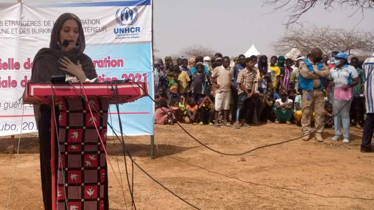 Αντζελίνα Τζολί: Επισκέφθηκε καταυλισμό προσφύγων στην Μπουρκίνα Φάσο [Εικόνες-Βίντεο]