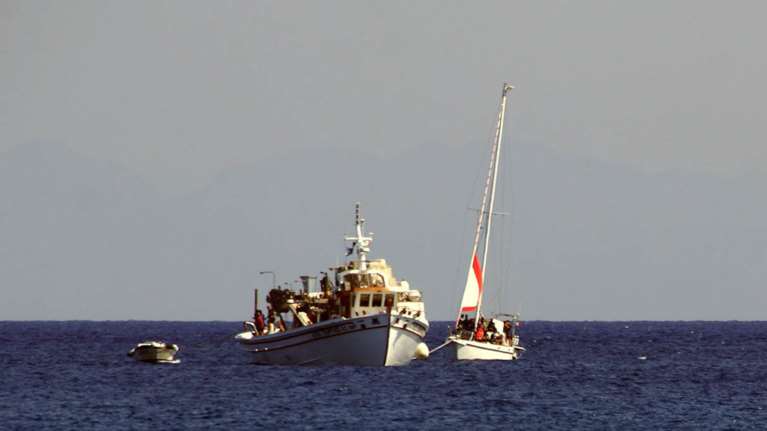 Ακυβέρνητο σκάφος ανοιχτά της Κρήτης με 60 μετανάστες