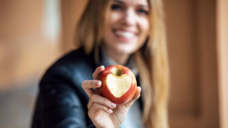 Ένα μήλο την ημέρα το γιατρό τον κάνει πέρα - Ισχύει;