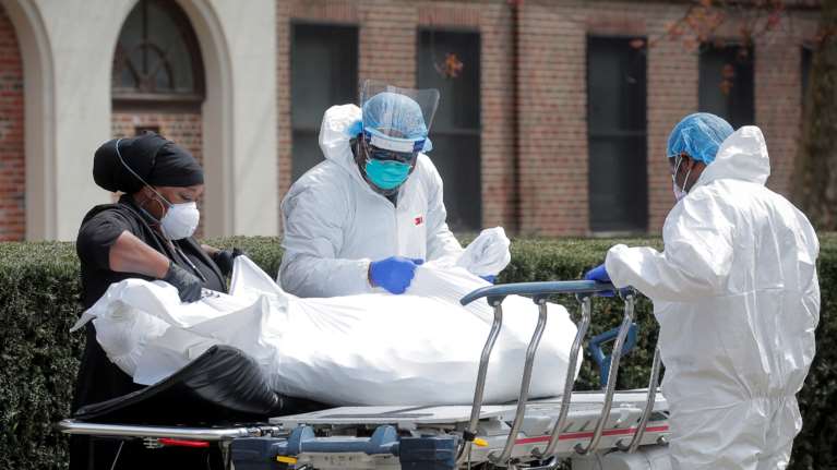 Βαρύς φόρος αίματος από τον κορονοϊό ανά την υφήλιο: 112.510 τα θύματα, σχεδόν δύο εκατ. τα κρούσματα