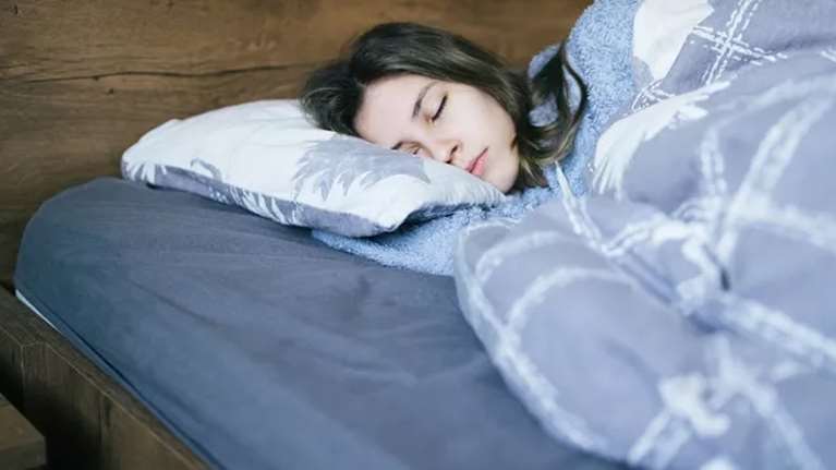 Μαγνήσιο, mouth-taping κ.α.: Ποιες νέες τάσεις ύπνου πραγματικά δουλεύουν;