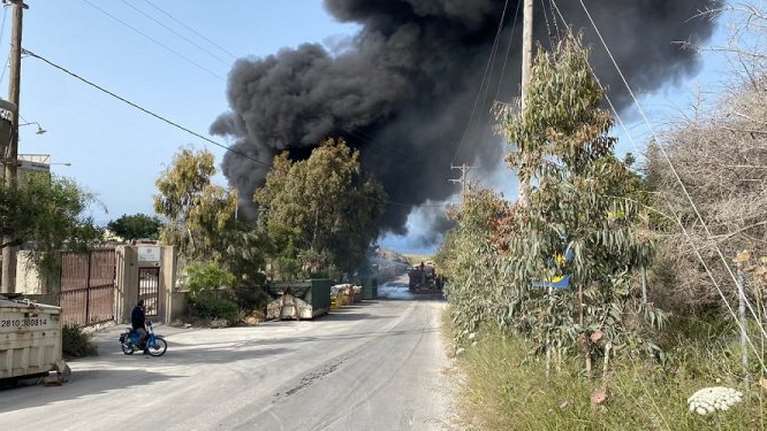 Οριοθετήθηκε η φωτιά στη Βιομηχανική Περιοχή Ηρακλείου - Ακούστηκαν εκρήξεις [εικόνες - βίντεο]