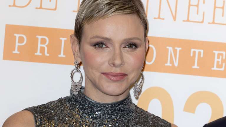 Glam rock η πριγκίπισσα Σαρλίν: Λαμπερή στη Φλωρεντία με μαύρο φόρεμα με παγιέτες και διαφάνεια