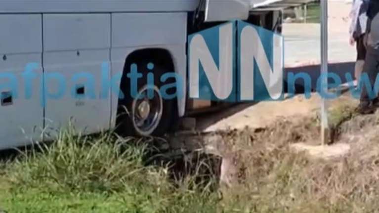 Ναύπακτος: Λεωφορείο που μετέφερε μαθητές έπεσε σε χαντάκι [βίντεο]